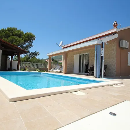 Villa Leonard With Pool