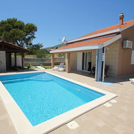 Villa Leonard With Pool *