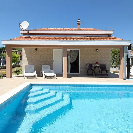 Villa Leonard With Pool Kaštel Novi