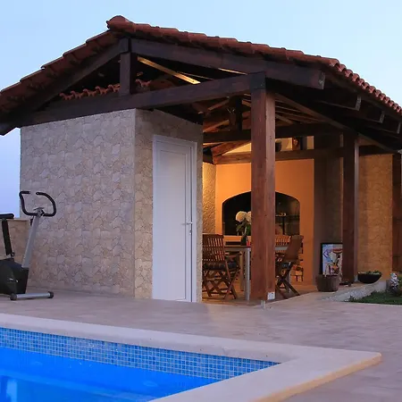 Villa Leonard With Pool *