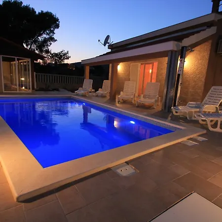 Villa Leonard With Pool